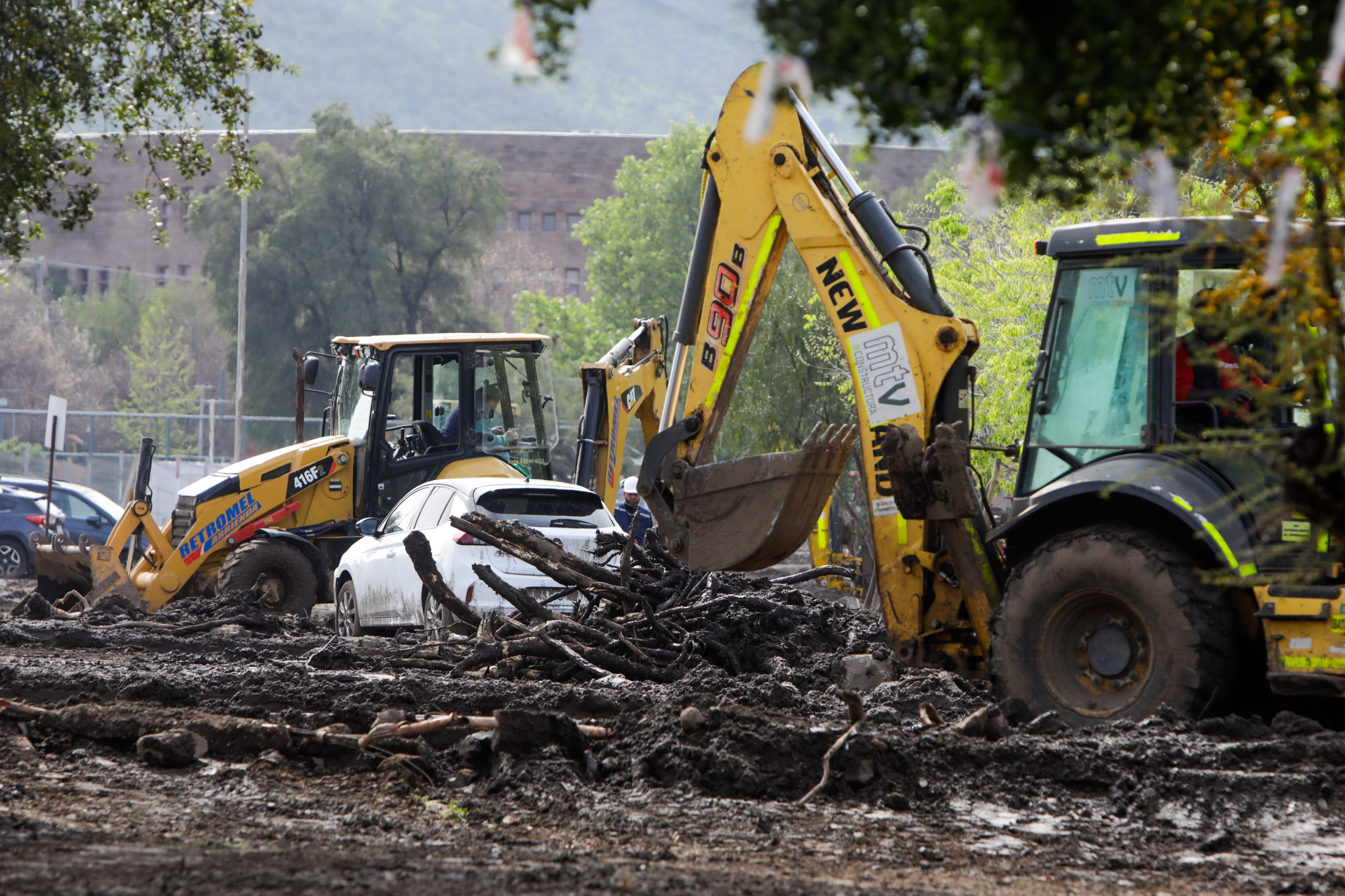 10 DE OCTUBRE DE 2026 / LAS CONDES
Una multitud de voluntarios y vecinos trabajan para limpiar los estragos en la Zona afectada gravemente por el aluvión que se dio lugar debido a las fuertes lluvias de la tarde del jueves 08 de octubre en la comuna de Las Condes.
FOTO: LUKAS SOLIS / AGENCIAUNO
