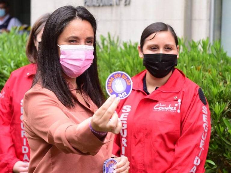 Brigada SOS Mujer: Alcaldesa de Las Condes presentó primera brigada municipal en Chile que buscará atender a víctimas de violencia contra la mujer