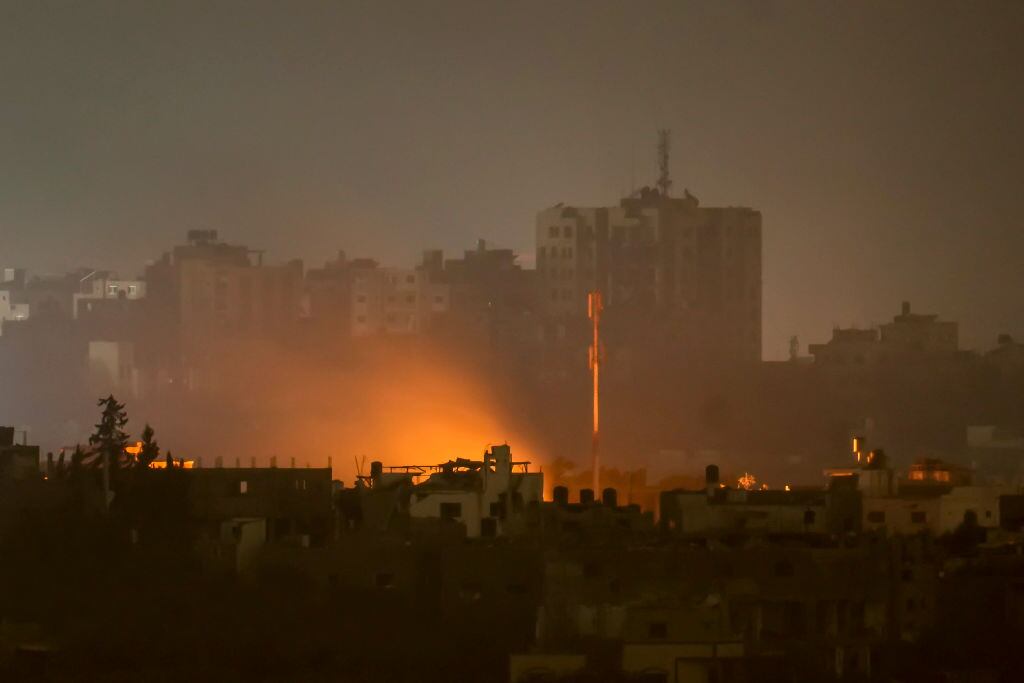 El humo y el fuego se levantan sobre Gaza por los bombardeos de Israel