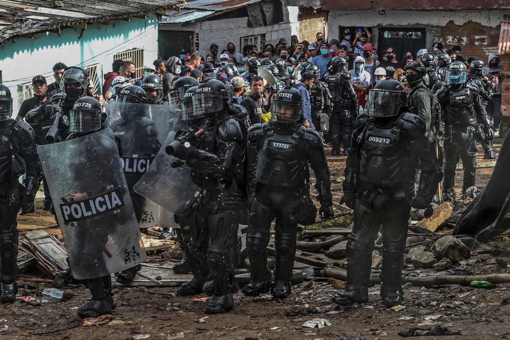 Policías reprimen a pobladores en un barrio de la ciudad de Medellín