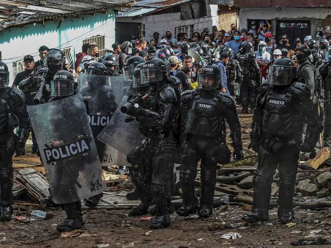 Policías reprimen a pobladores en un barrio de la ciudad de Medellín