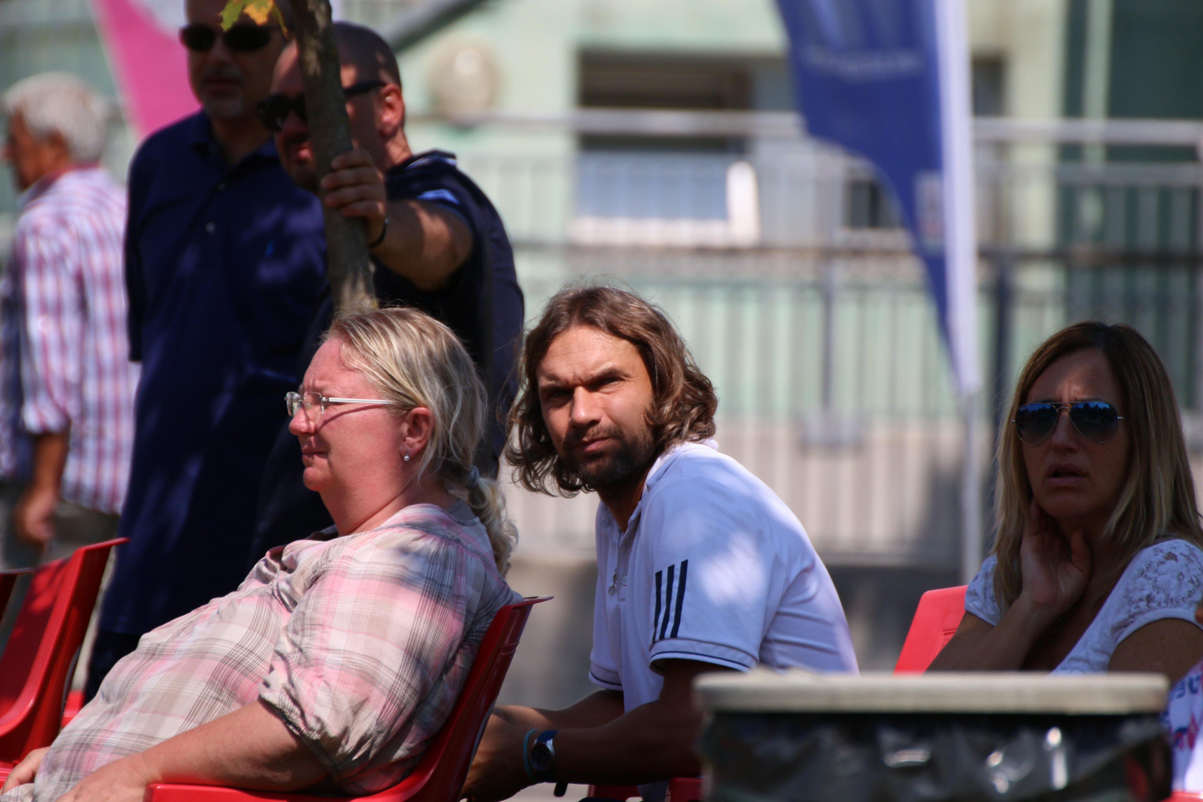 Becuzzi mirando un partido de la ITF