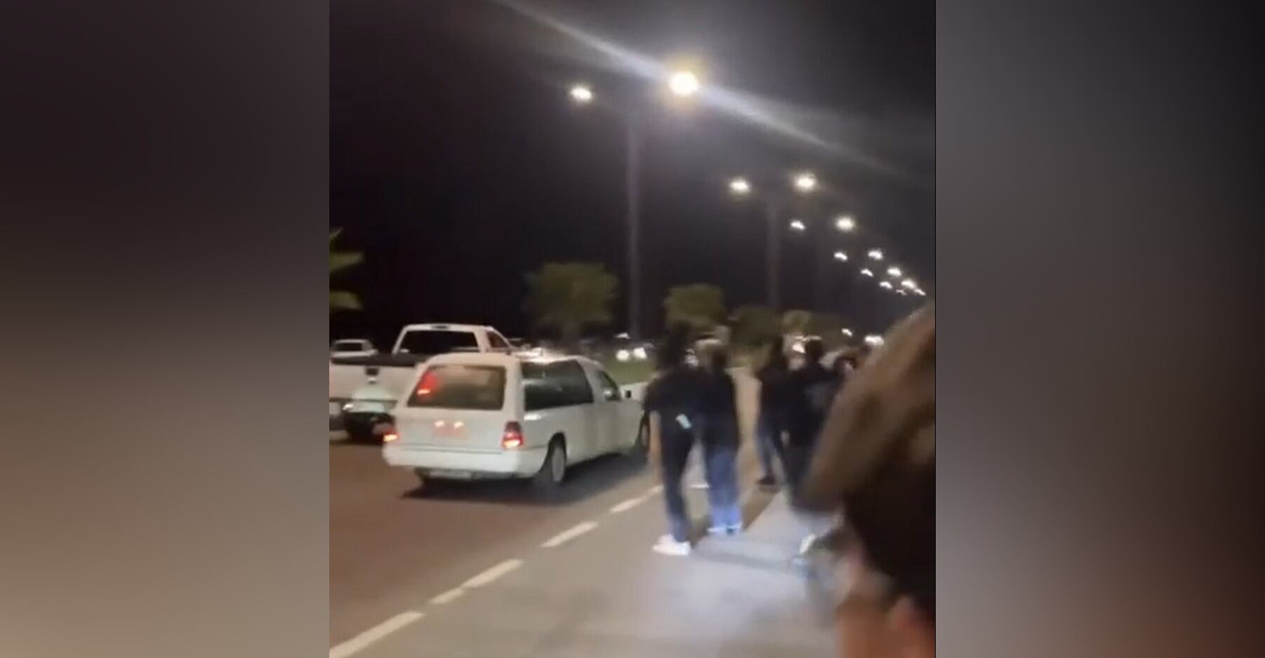 Captan a una carroza fúnebre compitiendo en carreras