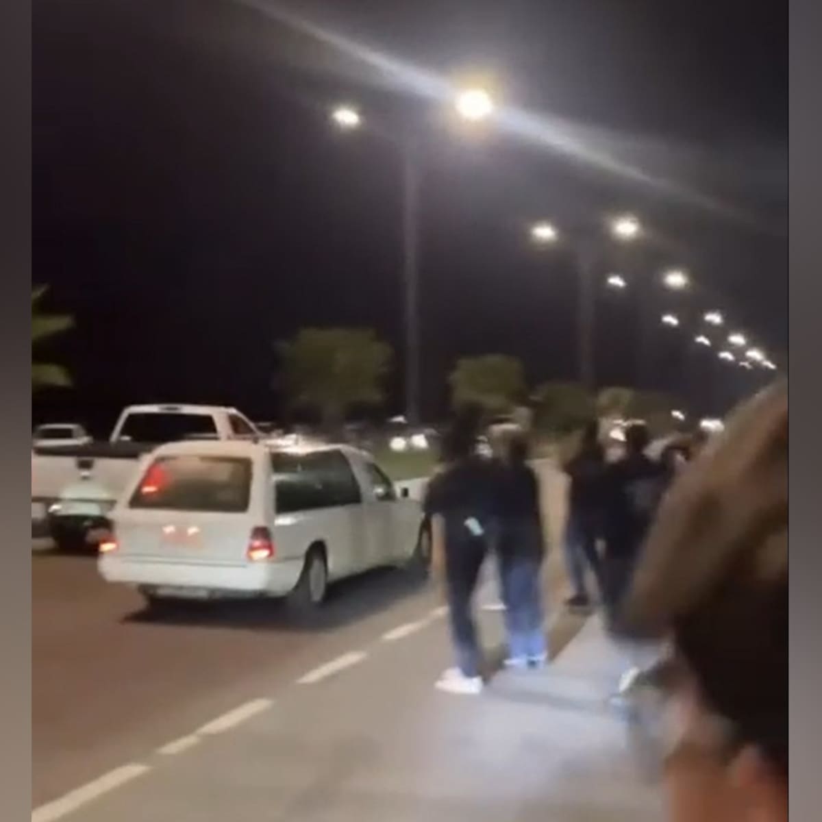 Inédito registro en Los Ángeles: Captan a una carroza fúnebre compitiendo en carreras clandestinas