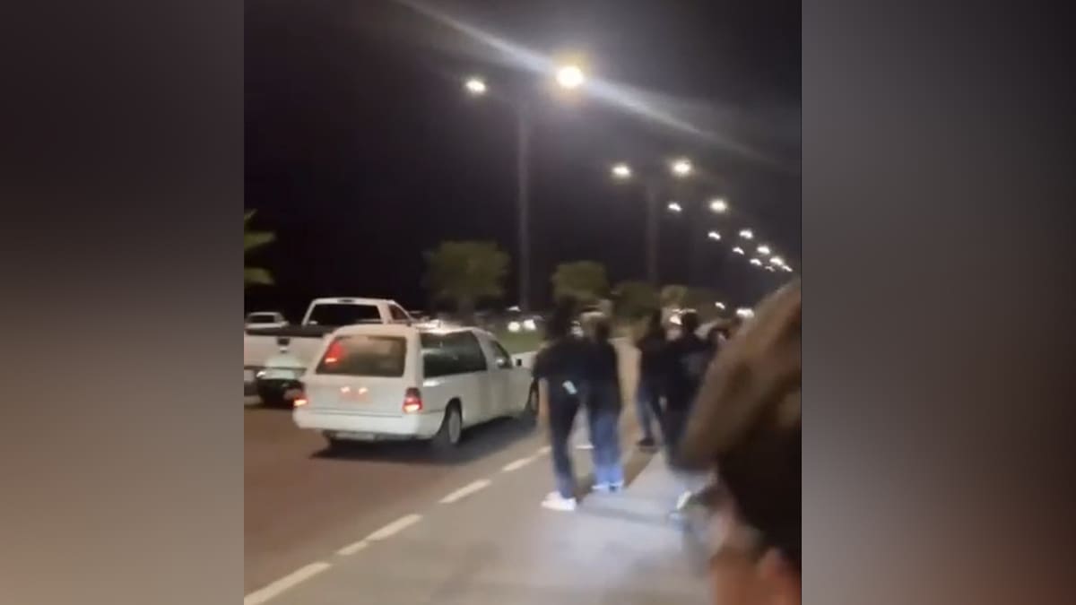Inédito registro en Los Ángeles: Captan a una carroza fúnebre compitiendo en carreras clandestinas