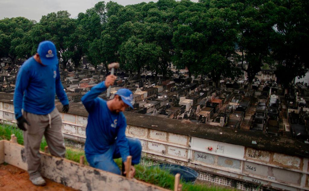 Trabajadores de un cementerio construyen nuevos nichos en Río de Janeiro
