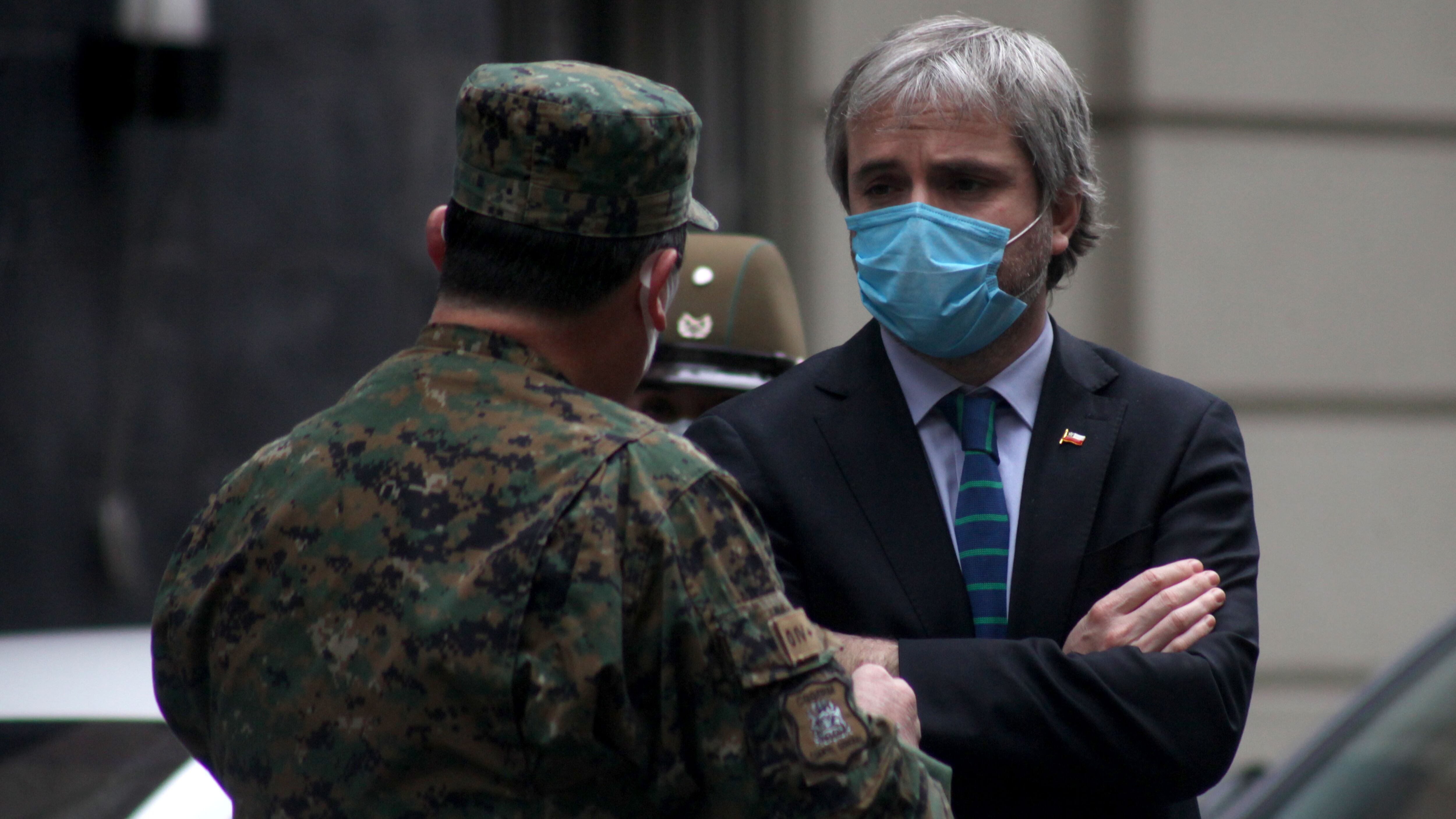 26 de junio de 2022/SANTIAGO
Ministro del Interior y Seguridad Pública, Gonzalo Blumel, ministro de Defensa, Alberto Espina, Jefe de la Defensa Nacional de la RM, Carlos Ricotti y el Intendente Metropolitano, Felipe Guevara, realizan punto de prensa con motivos de labores de vigilancia, en el marco de la pandemia y del inicio de un fin de semana largo, en calle Zenteno, Santiago.
FOTO: AILEN DÍAZ/AGENCIAUNO
