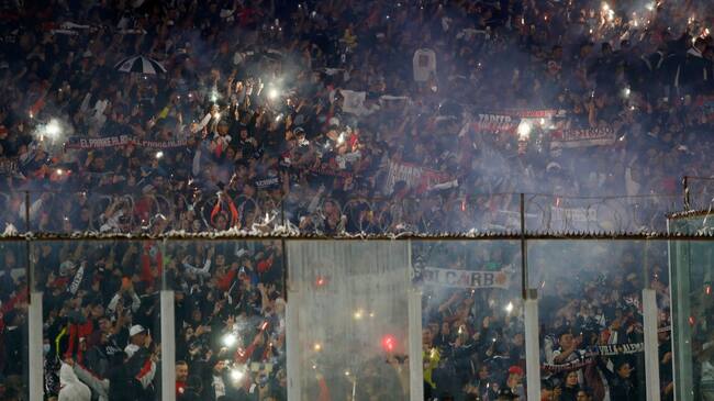En Argentina alucinan con la hinchada de Colo Colo: "Acá ninguna barra alienta así"