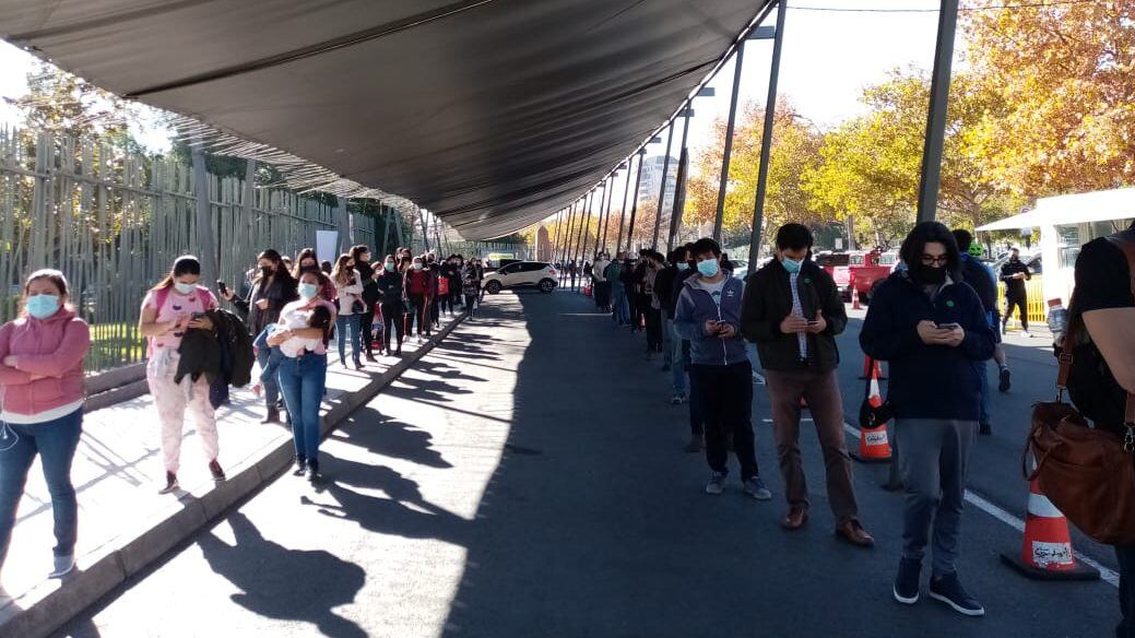 Fila en centro de vacunación en Las Condes