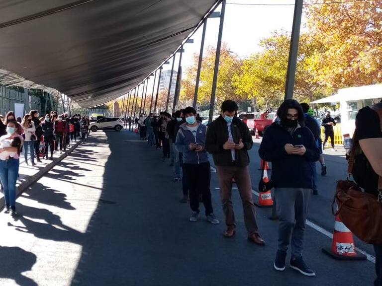 Fila en centro de vacunación en Las Condes