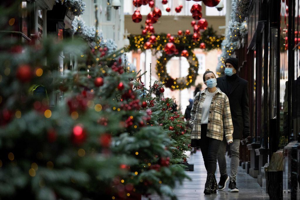 Las personas efectúan compras navideñas en Londres