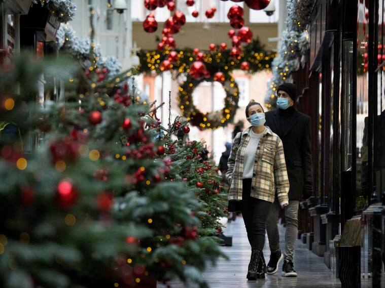 Las personas efectúan compras navideñas en Londres