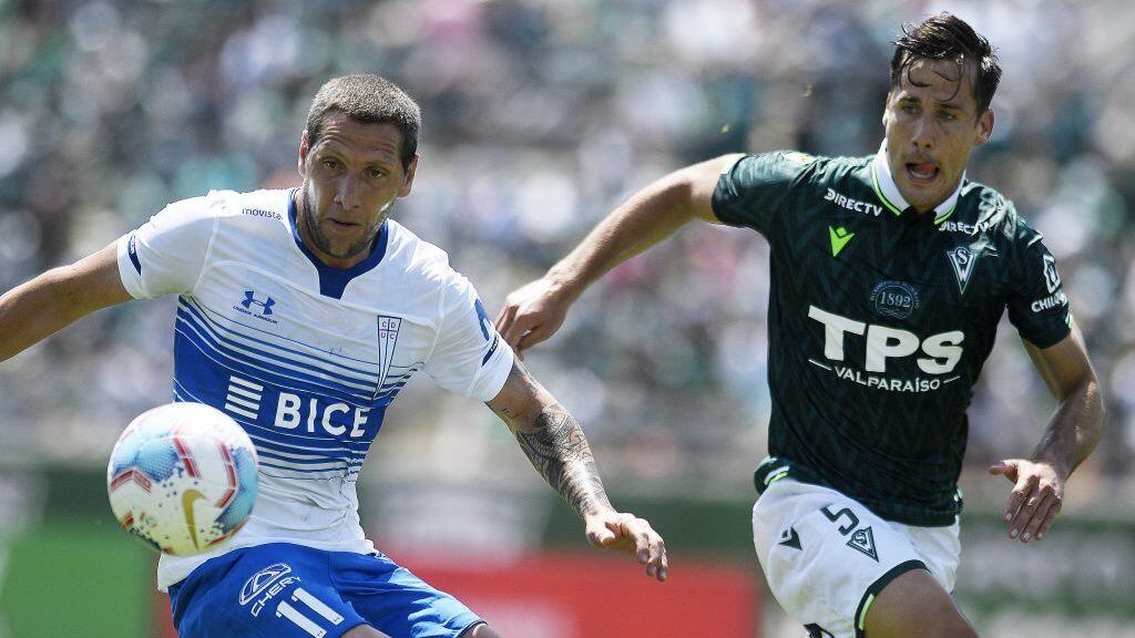 26 DE ENERO DE 2020/VALPARAISOLuciano Aued disputa el balón Francisco Alarcon , durante el partido valido por la fecha 1 del Campeonato Nacional AFP PlanVital 2020, entre Santiago Wanderers y Universidad Catolica, disputado en el Estadio Elias Figueroa Brander.
FOTO: PABLO OVALLE ISASMENDI/AGENCIAUNO