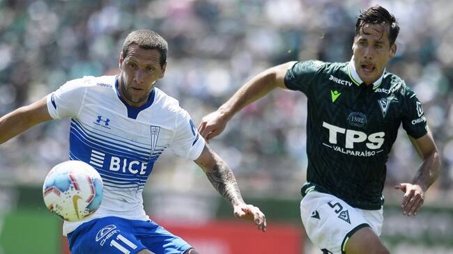 26 DE ENERO DE 2020/VALPARAISOLuciano Aued disputa el balón Francisco Alarcon , durante el partido valido por la fecha 1 del Campeonato Nacional AFP PlanVital 2020, entre Santiago Wanderers y Universidad Catolica, disputado en el Estadio Elias Figueroa Brander.
FOTO: PABLO OVALLE ISASMENDI/AGENCIAUNO