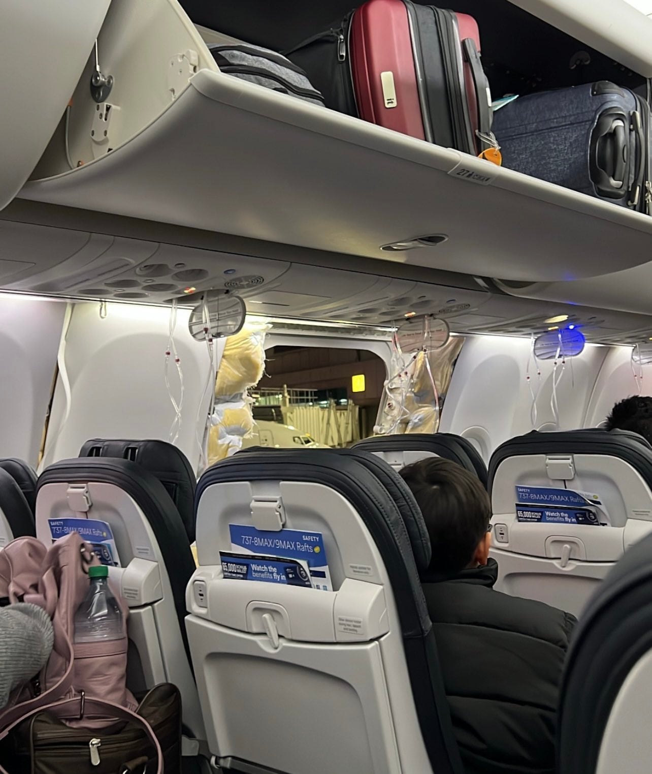 Una explosión en pleno vuelo: avión de Alaska Airlines debe aterrizar de emergencia