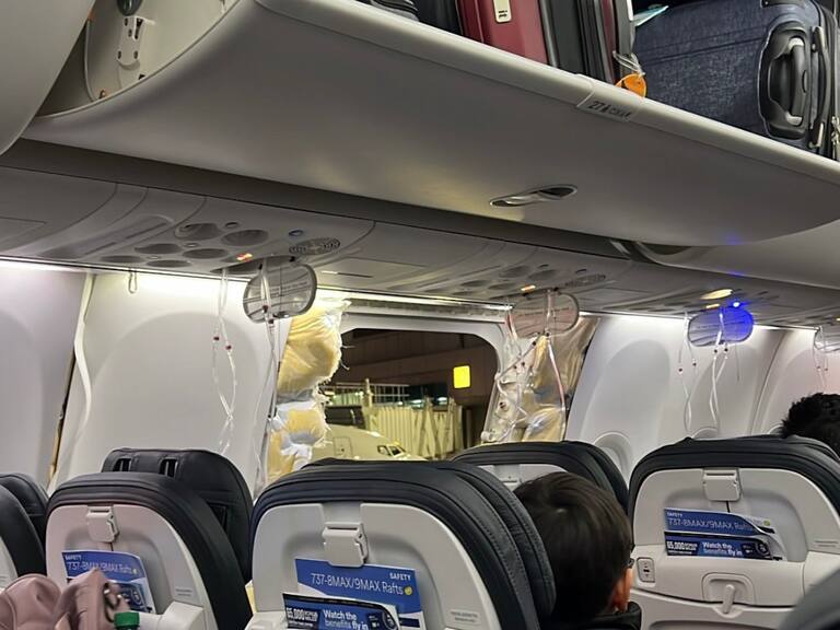 Una explosión en pleno vuelo: avión de Alaska Airlines debe aterrizar de emergencia
