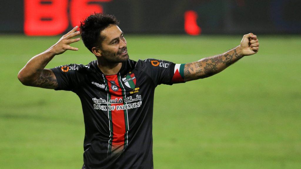 25 DE ENERO DE 2021/SANTIAGOEl jugador Luis Jimenez (c) marca de penal el tres a dos frente a Universidad Catolica, durante el partido valido por vigsima cuarta fecha del Campeonato Nacional AFP PlanVital 2020, entre Universidad Catlica y Palestino, disputado en el Estadio San Carlos de Apoquindo.
FOTO: SEBASTIçN ORIA/AGENCIAUNO