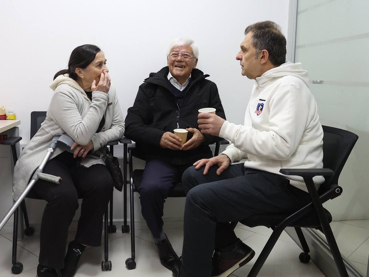 Héroes eternos: La ovación total del Monumental a Humberto Cruz y Luis Eyzaguirre junto a la directiva de Colo Colo