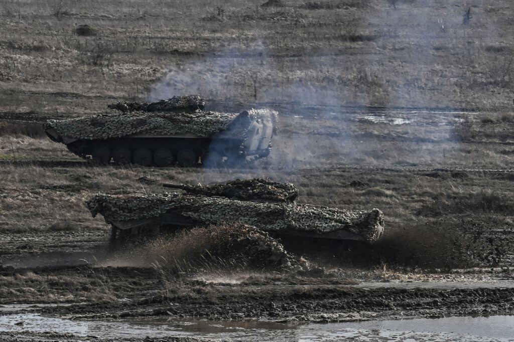 Tanques ucranianos realizan ejercicios en Rivne, cerca de la frontera con Bielorrusia