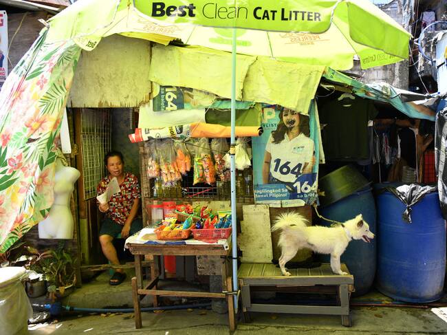 Las familias de sectores populares se resguardan en sus hogares ante la grave ola de calor que afecta a Filipinas.