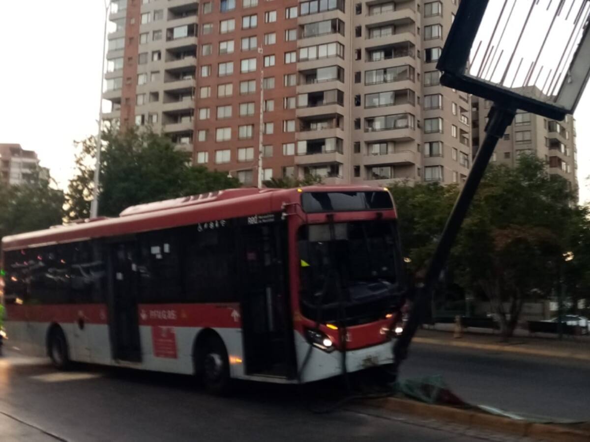 Bus RED choca contra letrero publicitario de bandejón central en Ñuñoa