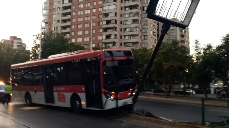 Bus RED contra letrero publicitario de bandejón central en Ñuñoa