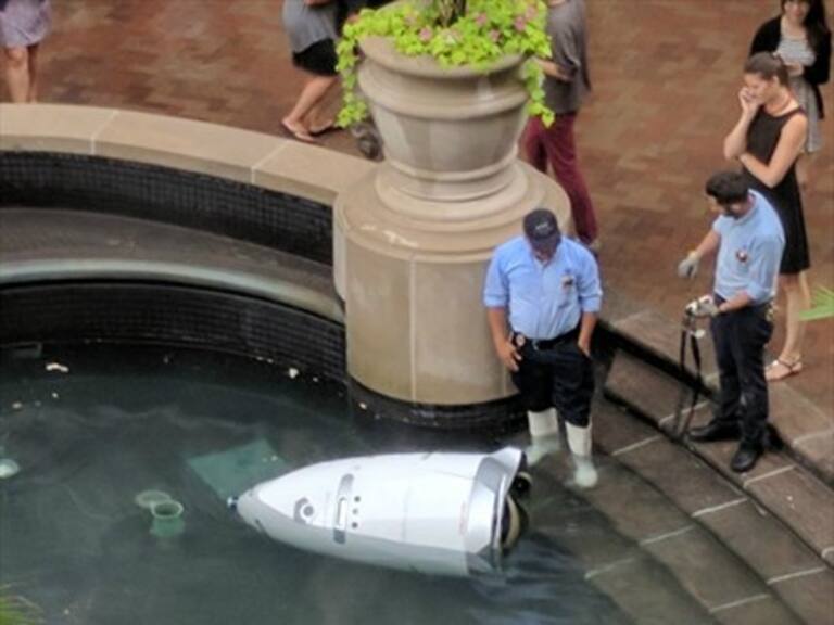 Robot se suicida al lanzarse a una fuente de agua