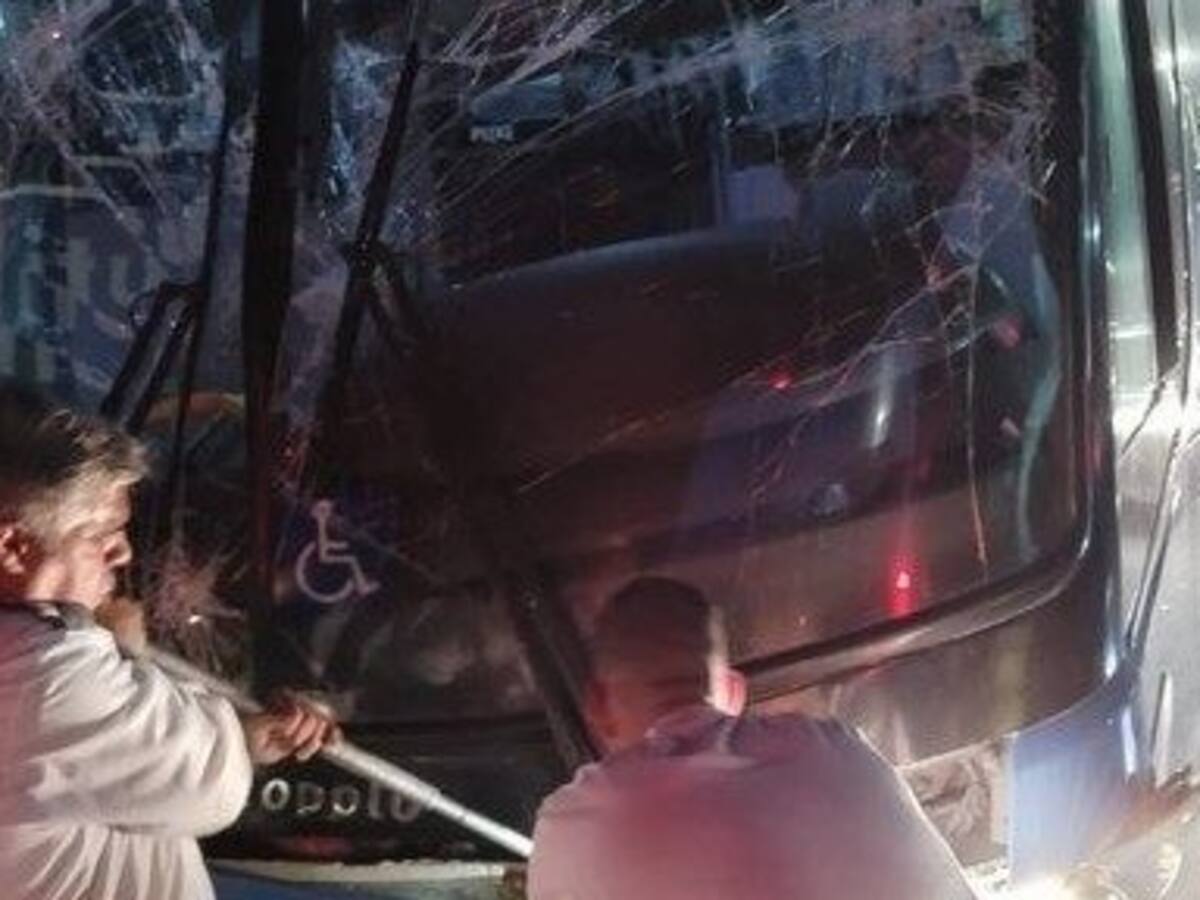 Tremendo susto: bus que trasladaba a Racing camino al Maracaná sufrió un violento accidente