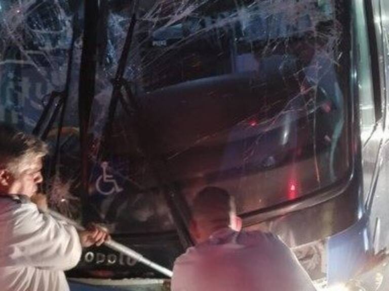 Tremendo susto: bus que trasladaba a Racing camino al Maracaná sufrió un violento accidente