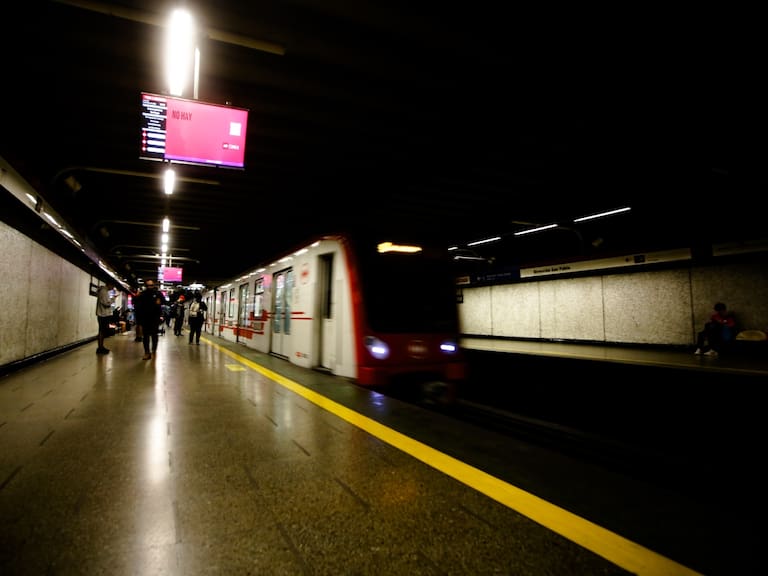 Después del último cierre de puertas: esta es la desconocida vida nocturna dentro del Metro de Santiago