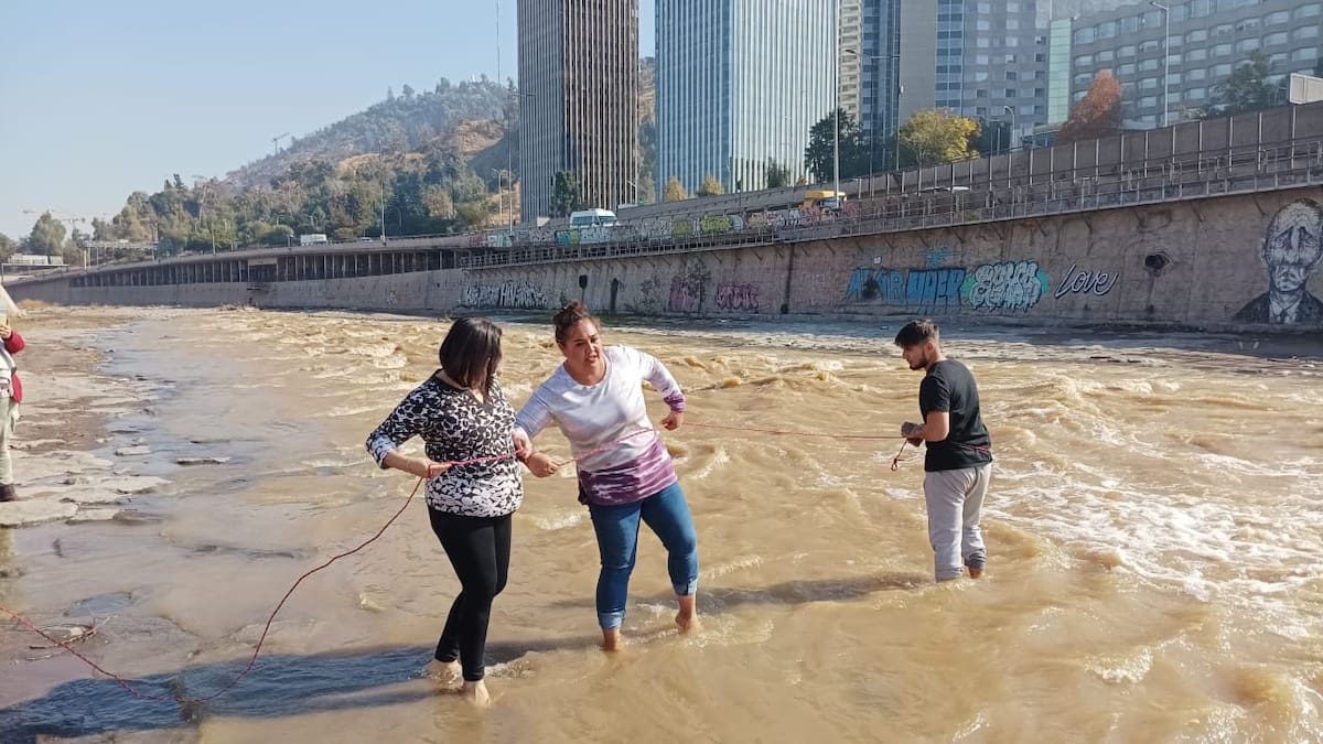 Vecinos de Lo Hermida se lanzan al río Mapocho - Gabriel Riveros - Mediodía en ADN - 16 de mayo de 2024
