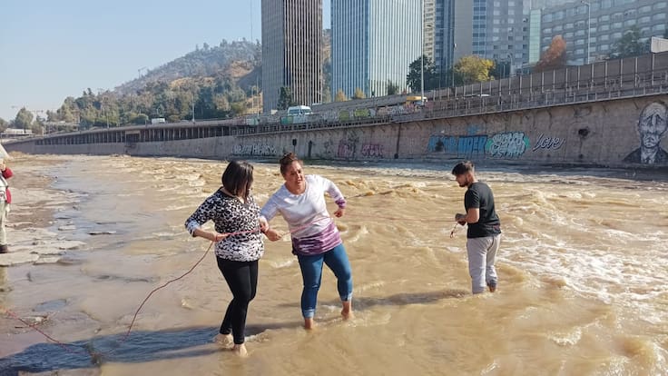 Vecinos de Lo Hermida se lanzan al río Mapocho - Gabriel Riveros - Mediodía en ADN - 16 de mayo de 2024