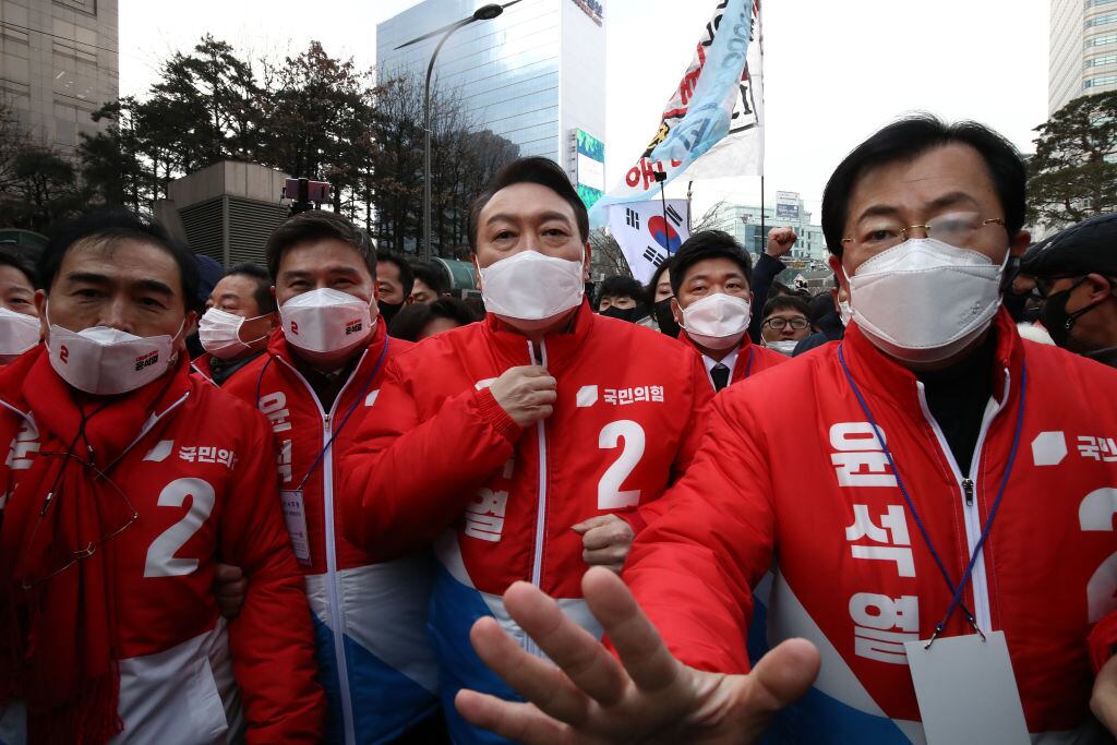El ultraderechista Yoon Suk-Yeol durante la campaña electoral en Seúl