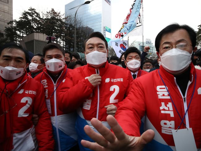 El ultraderechista Yoon Suk-Yeol durante la campaña electoral en Seúl