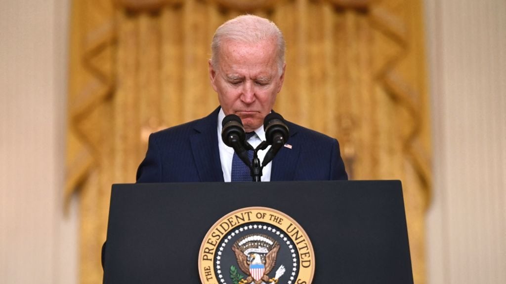 Biden lanzó advertencia a terroristas tras atentados en Kabul
