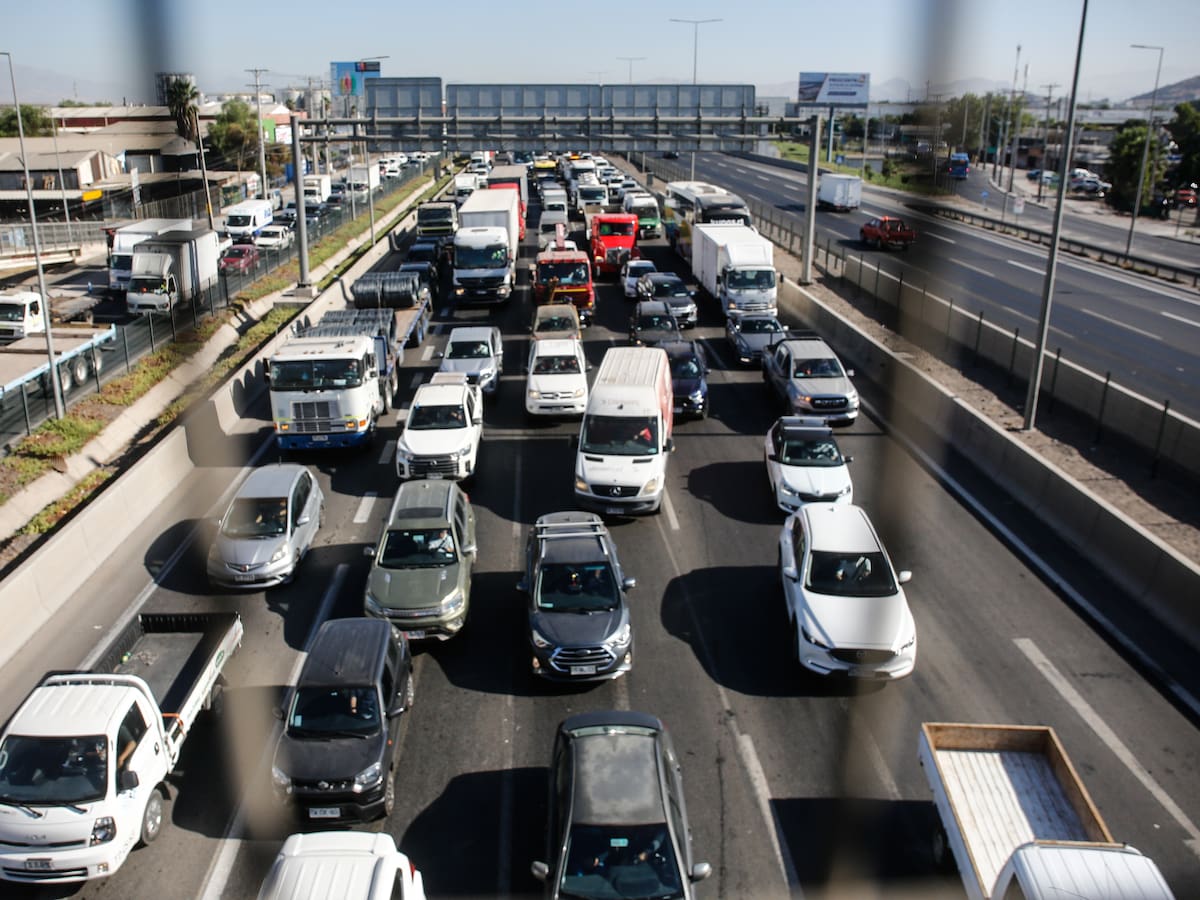 Bencinazo golpea la movilidad en Chile: estudio detecta hasta 10% menos de tacos tras alza de combustibles