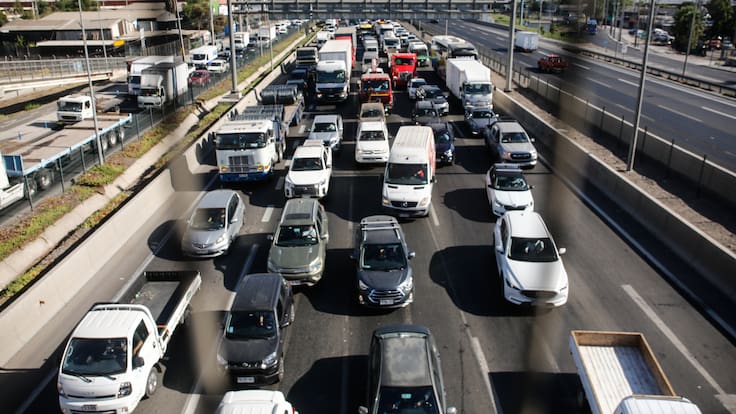 Benzinazo golpea la movilidad en Chile: estudio detecta hasta 10% menos de tacos tras alza de combustibles
