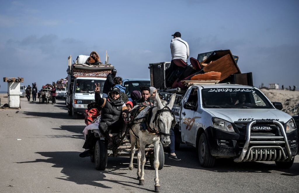 Los ciudadanos palestinos huyen de las zonas de ataques israelíes, provocando el aumento de las personas desplazadas en la Franja de Gaza.