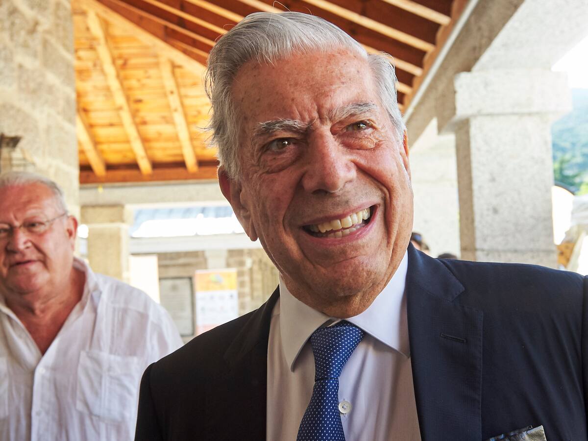 Las huellas que dejó Mario Vargas Llosa: “No hay que separar al escritor del político”