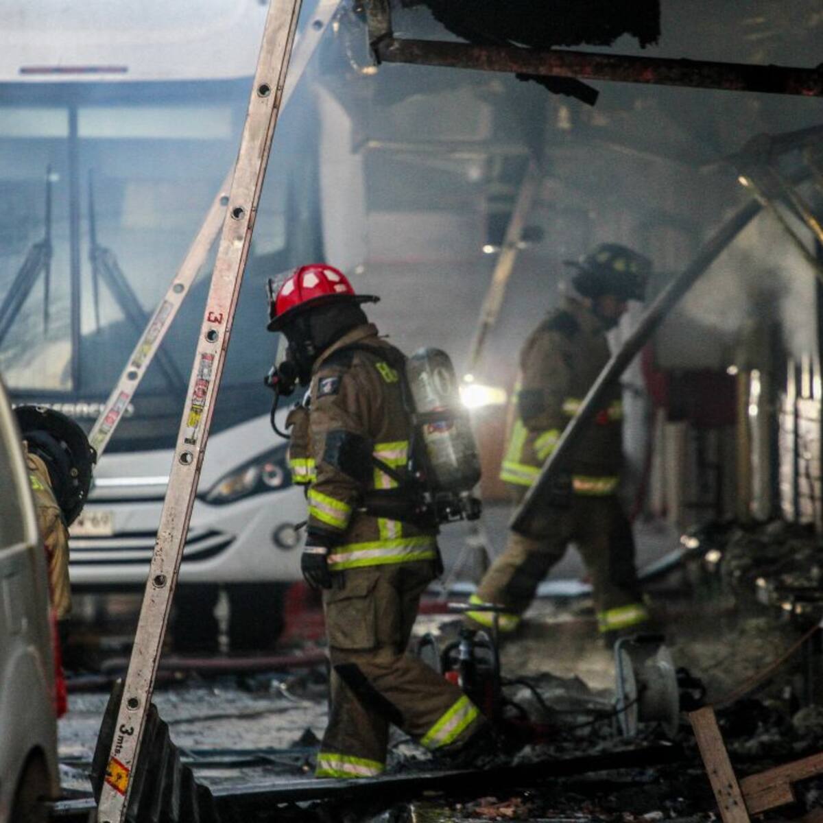 Incendio afecta a cinco galpones en la Zona Franca de Iquique durante la madrugada