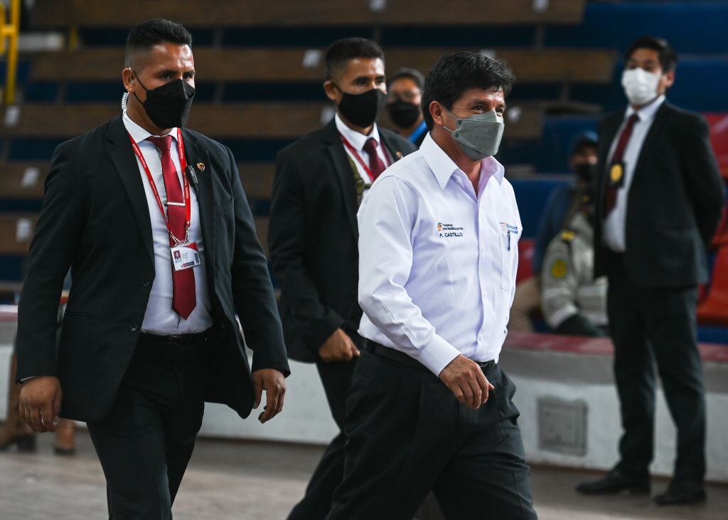 El presidente peruano Pedro Castillo camina con agentes de seguridad en Cusco