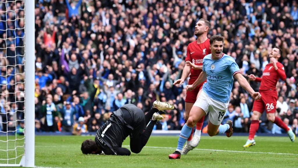 Manchester City lo da vuelta ante Liverpool y sigue a la caza del Arsenal en la Premier League