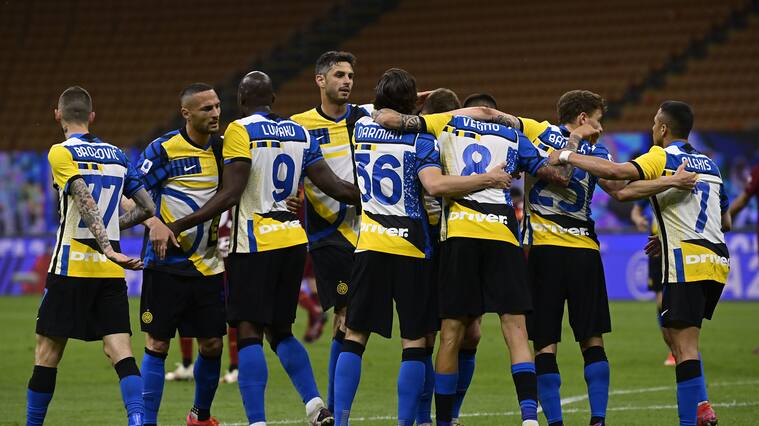 MILAN, ITALY - MAY 12: Matias Vecino of FC Internazionale celebrates with teammates after scoring his team's second goal during the Italian Serie A match between Internazionale v AS Roma at the San Siro on May 12, 2021 in Milan Italy (Photo by Mattia Ozbot/Soccrates/Getty Images)