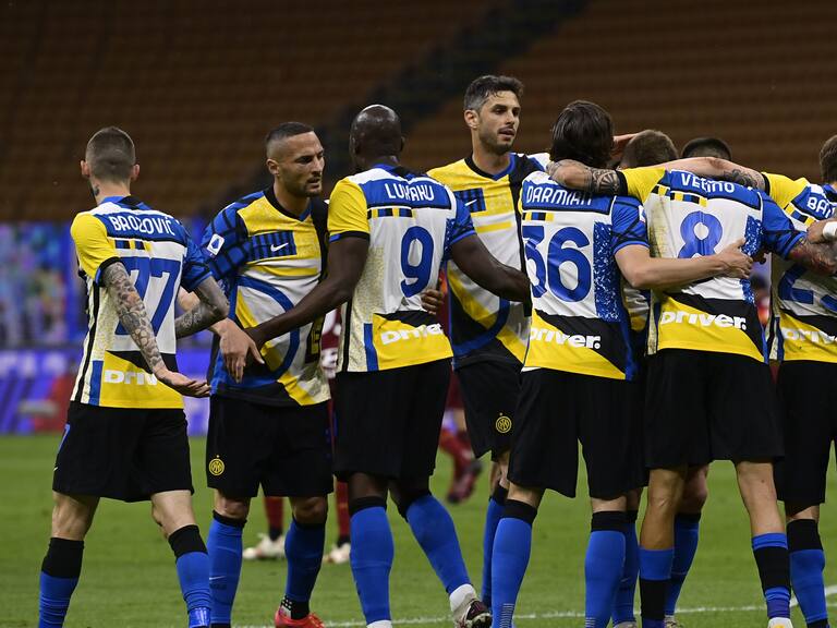 MILAN, ITALY - MAY 12: Matias Vecino of FC Internazionale celebrates with teammates after scoring his team's second goal during the Italian Serie A match between Internazionale v AS Roma at the San Siro on May 12, 2021 in Milan Italy (Photo by Mattia Ozbot/Soccrates/Getty Images)