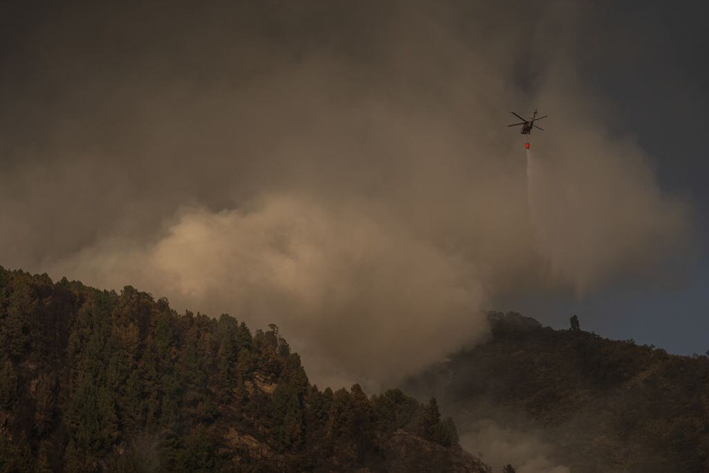 El humo se levanta sobre el cerro El Cable ante la capital de Colombia. Bogotá y otros municipios siguen bajo alerta ante la serie de graves incendios forestales.