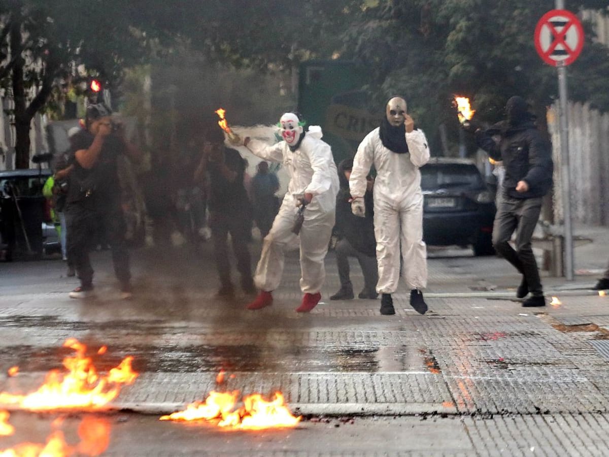 Reportan serios incidentes fuera del Instituto Nacional: hay al menos dos detenidos