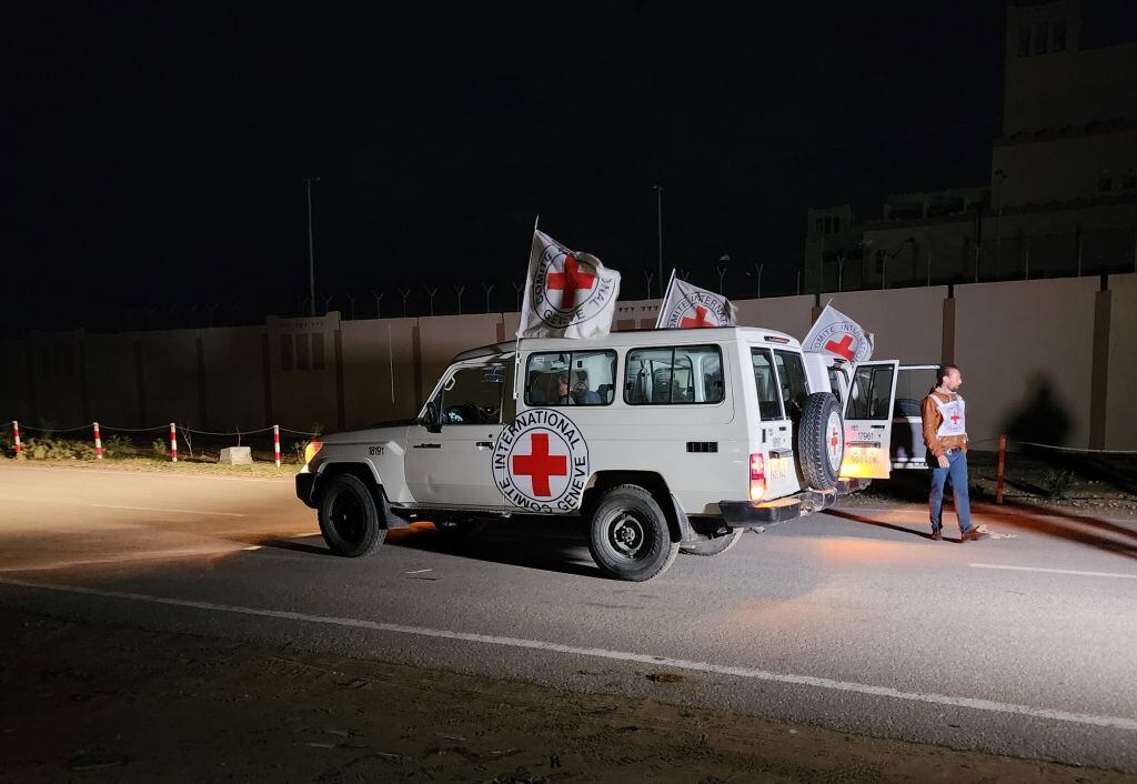 Cruz Roja traslada rehenes capturados por Hamas el 7 de octubre