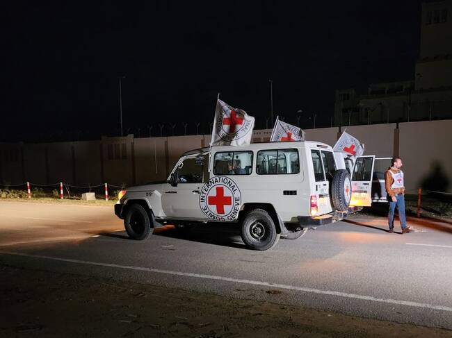 Cruz Roja traslada rehenes capturados por Hamas el 7 de octubre