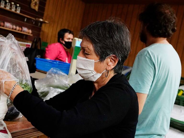Alcaldes Codina y Lavín presentaron iniciativa que entregará $30 mil a familias para comprar en negocios de barrio