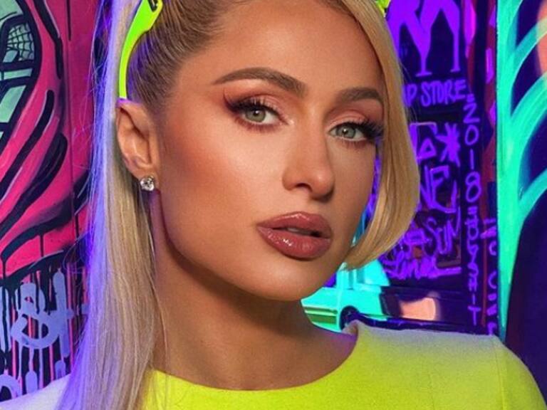 Paris Hilton festejó su matrimonio con llamativo vestido de novia